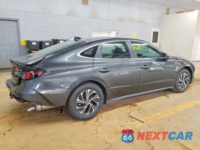 Trzecie zdjęcie samochodu z tyłu: 2026 HYUNDAI SONATA HYBRID BLUE VIN:KMHL24JJ3TA162494 - miniatura