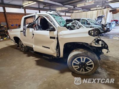 Czwarte zdjęcie samochodu z boku: 2020 TOYOTA TUNDRA SR5 VIN:5TFDY5F1XLX920978 - miniatura