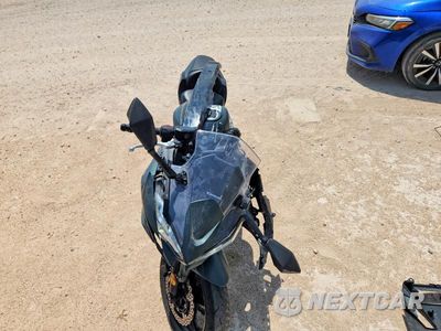 Piąte zdjęcie samochodu w środku: 2025 KAWASAKI EX650 P VIN:ML5EXEP1XSDAG4970 - miniatura