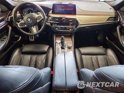 Zdjęcie 8 z 12 samochodu: 2019 BMW M550XI VIN:WBAJB9C54KB288622 - miniatura