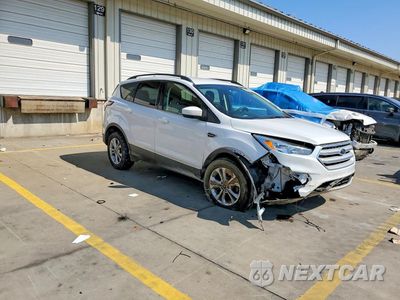 Czwarte zdjęcie samochodu z boku: 2018 FORD ESCAPE SE VIN:1FMCU0GD0JUA53622 - miniatura