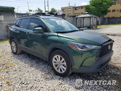 Czwarte zdjęcie samochodu z boku: 2022 TOYOTA COROLLA CROSS LE VIN:7MUCAAAGXNV036185 - miniatura