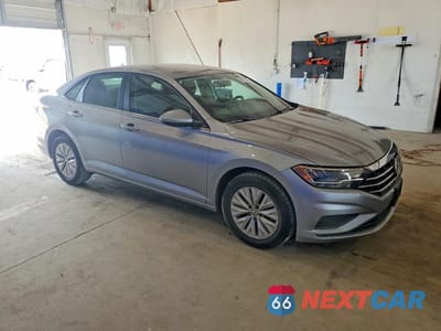Czwarte zdjęcie samochodu z boku: 2019 VOLKSWAGEN JETTA S VIN:3VWC57BU8KM199075 - miniatura