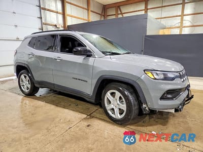 Czwarte zdjęcie samochodu z boku: 2024 JEEP COMPASS LATITUDE VIN:3C4NJDBN9RT598334 - miniatura
