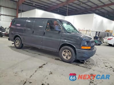 Czwarte zdjęcie samochodu z boku: 2004 CHEVROLET EXPRESS G1500 VIN:1GCEG15X441112748 - miniatura