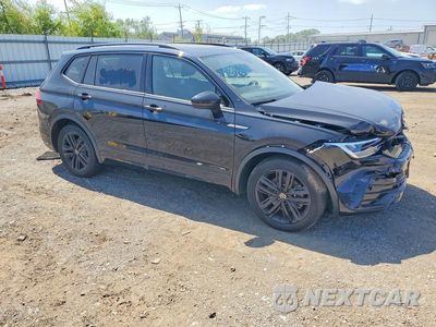 Czwarte zdjęcie samochodu z boku: 2022 VOLKSWAGEN TIGUAN SE R-LINE BLACK VIN:3VV8B7AX2NM019897 - miniatura