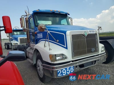 Czwarte zdjęcie samochodu z boku: 2000 INTERNATIONAL 9400I SEMI TRUCK VIN:2HSCNAMR5YC054273 - miniatura