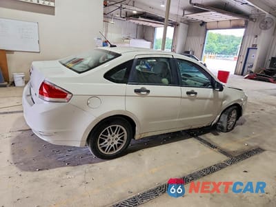 Trzecie zdjęcie samochodu z tyłu: 2010 FORD FOCUS SE VIN:1FAHP3FNXAW288200 - miniatura
