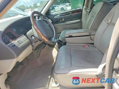 Zdjęcie 7 z 12 samochodu: 2006 LINCOLN TOWN CAR DESIGNER VIN:1LNHM83W56Y648140 - miniatura