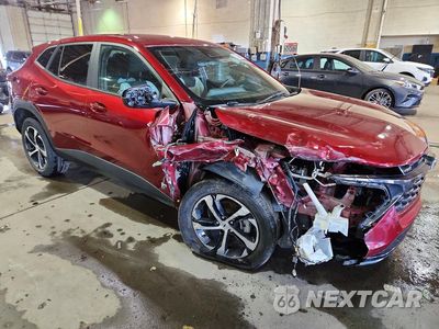 Czwarte zdjęcie samochodu z boku: 2024 CHEVROLET TRAX 1RS VIN:KL77LGE22RC021255 - miniatura