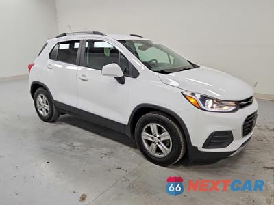Czwarte zdjęcie samochodu z boku: 2021 CHEVROLET TRAX 1LT VIN:KL7CJLSB2MB347024 - miniatura