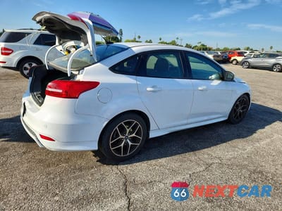 Trzecie zdjęcie samochodu z tyłu: 2016 FORD FOCUS SE VIN:1FADP3F26GL306299 - miniatura