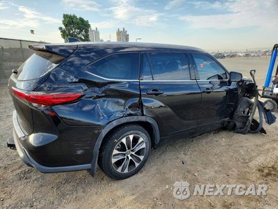 Trzecie zdjęcie samochodu z tyłu: 2022 TOYOTA HIGHLANDER XLE VIN:5TDHZRBH9NS593636 - miniatura