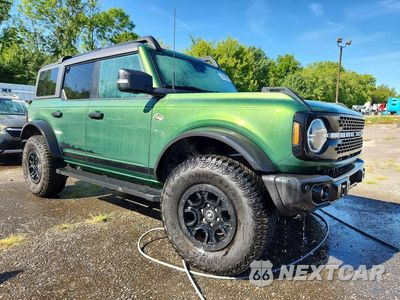 Czwarte zdjęcie samochodu z boku: 2023 FORD BRONCO BASE VIN:1FMEE5DP0PLB16296 - miniatura