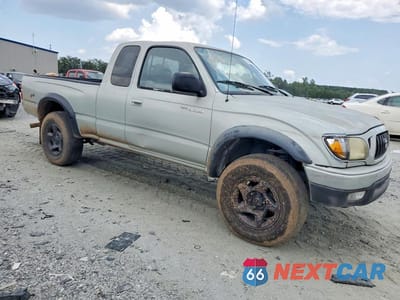 Czwarte zdjęcie samochodu z boku: 2002 TOYOTA TACOMA V6 VIN:5TEWN72N82Z004989 - miniatura
