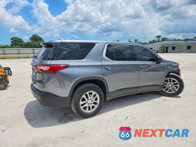 Trzecie zdjęcie samochodu z tyłu: 2020 CHEVROLET TRAVERSE LS VIN:1GNERFKW3LJ171329 - miniatura
