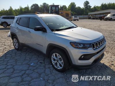 Czwarte zdjęcie samochodu z boku: 2025 JEEP COMPASS LATITUDE VIN:3C4NJDBN1ST561901 - miniatura