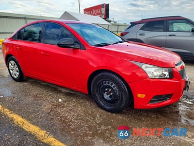 Czwarte zdjęcie samochodu z boku: 2014 CHEVROLET CRUZE LS VIN:1G1PA5SG0E7419329 - miniatura