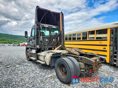 Drugie zdjęcie samochodu z przodu: 2015 FREIGHTLINER CASCADIA SEMI TRUCK VIN:1FUBGBDV7FLGD8301 - miniatura