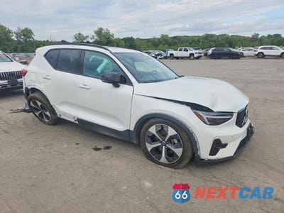 Czwarte zdjęcie samochodu z boku: 2026 VOLVO XC40 PLUS VIN:YV4L12UCXT2671384 - miniatura