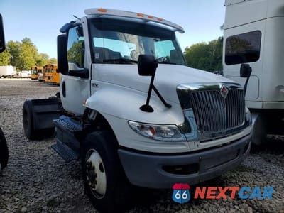 Czwarte zdjęcie samochodu z boku: 2019 INTERNATIONAL MV607 SEMI TRUCK VIN:1HSEUTAN5KH091946 - miniatura