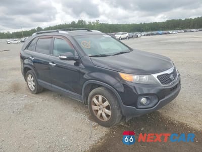 Czwarte zdjęcie samochodu z boku: 2013 KIA SORENTO LX VIN:5XYKT3A67DG411934 - miniatura