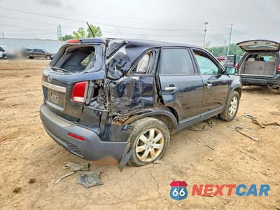 Trzecie zdjęcie samochodu z tyłu: 2013 KIA SORENTO LX VIN:5XYKT3A12DG376840 - miniatura