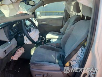 Zdjęcie 7 z 12 samochodu: 2018 TOYOTA SIENNA LE VIN:5TDKZ3DC3JS925357 - miniatura