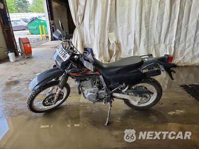 Trzecie zdjęcie samochodu z tyłu: 2025 SUZUKI DR650 SE VIN:JS1SP46D1S7100005 - miniatura