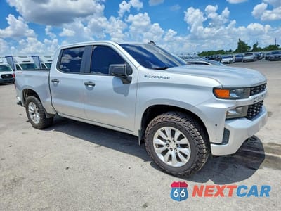 Czwarte zdjęcie samochodu z boku: 2020 CHEVROLET SILVERADO K1500 CUSTOM VIN:1GCPYBEH7LZ300233 - miniatura