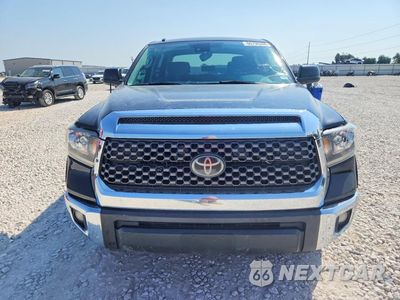 Piąte zdjęcie samochodu w środku: 2018 TOYOTA TUNDRA CREWMAX SR5 VIN:5TFEY5F1XJX232058 - miniatura