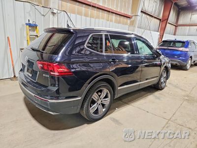 Trzecie zdjęcie samochodu z tyłu: 2020 VOLKSWAGEN TIGUAN SE VIN:3VV2B7AX4LM091381 - miniatura