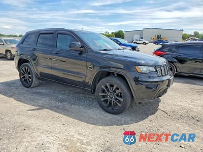 Czwarte zdjęcie samochodu z boku: 2019 JEEP GRAND CHEROKEE LAREDO VIN:1C4RJFAG4KC551634 - miniatura