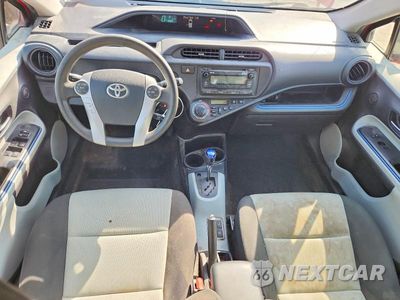 Zdjęcie 8 z 13 samochodu: 2013 TOYOTA PRIUS C TWO VIN:JTDKDTB38D1551329 - miniatura