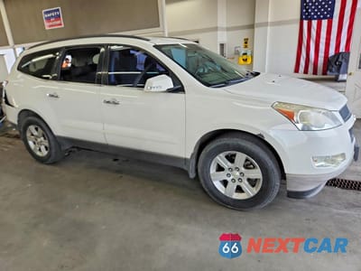 Czwarte zdjęcie samochodu z boku: 2012 CHEVROLET TRAVERSE LT VIN:1GNKVGED9CJ327825 - miniatura
