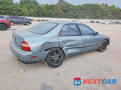 Trzecie zdjęcie samochodu z tyłu: 1994 HONDA ACCORD LX VIN:1HGCD5630RA161831 - miniatura