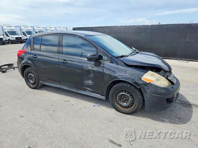 Czwarte zdjęcie samochodu z boku: 2009 NISSAN VERSA 1.8 S VIN:3N1BC13E49L414088 - miniatura