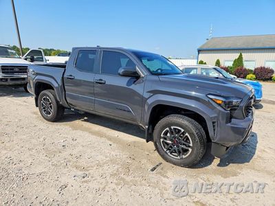 Czwarte zdjęcie samochodu z boku: 2025 TOYOTA TACOMA TRD SPORT VIN:3TMLB5JN3SM206069 - miniatura