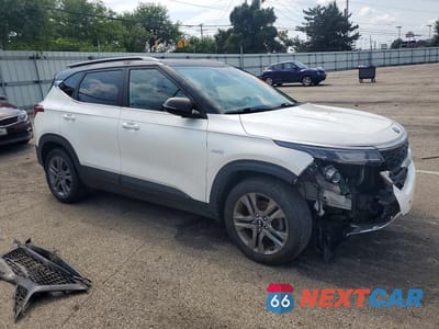 Czwarte zdjęcie samochodu z boku: 2021 KIA SELTOS S VIN:KNDEUCAA7M7226262 - miniatura