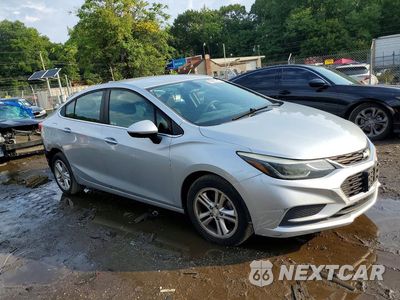 Czwarte zdjęcie samochodu z boku: 2018 CHEVROLET CRUZE LT VIN:1G1BE5SM8J7156506 - miniatura