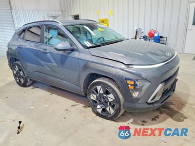 Czwarte zdjęcie samochodu z boku: 2025 HYUNDAI KONA SEL VIN:KM8HBCAB0SU305939 - miniatura