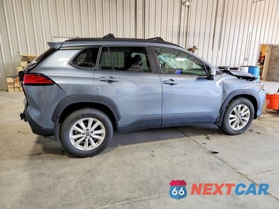Trzecie zdjęcie samochodu z tyłu: 2023 TOYOTA COROLLA CROSS LE VIN:7MUBAABGXPV054036 - miniatura