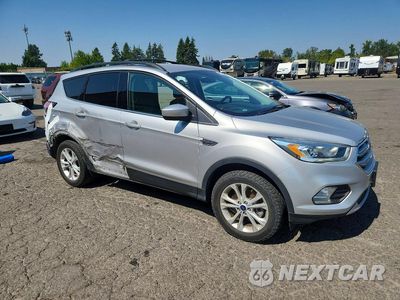 Czwarte zdjęcie samochodu z boku: 2017 FORD ESCAPE SE VIN:1FMCU9G95HUE24333 - miniatura