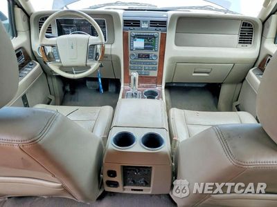 Zdjęcie 8 z 13 samochodu: 2014 LINCOLN NAVIGATOR L VIN:5LMJJ3J58EEL04581 - miniatura