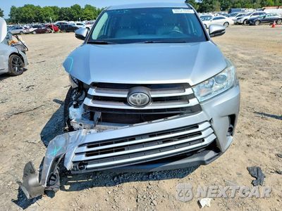 Piąte zdjęcie samochodu w środku: 2018 TOYOTA HIGHLANDER LE VIN:5TDZARFH2JS035675 - miniatura