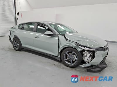 Czwarte zdjęcie samochodu z boku: 2026 KIA K4 LXS VIN:3KPFT4DE3TE257373 - miniatura