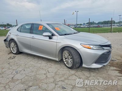 Czwarte zdjęcie samochodu z boku: 2018 TOYOTA CAMRY HYBRID XLE VIN:4T1B21HK6JU002632 - miniatura