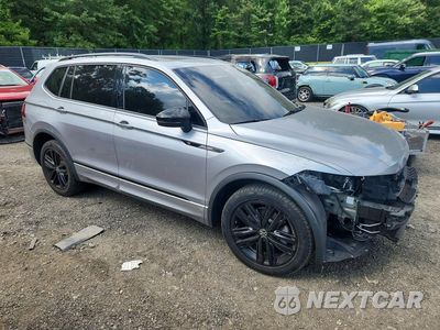 Czwarte zdjęcie samochodu z boku: 2022 VOLKSWAGEN TIGUAN SE R-LINE BLACK VIN:3VV8B7AXXNM128673 - miniatura