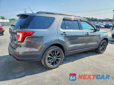 Trzecie zdjęcie samochodu z tyłu: 2019 FORD EXPLORER XLT VIN:1FM5K8D83KGA81712 - miniatura