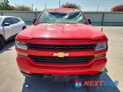 Piąte zdjęcie samochodu w środku: 2018 CHEVROLET SILVERADO K1500 CUSTOM VIN:3GCUKPEH4JG143145 - miniatura